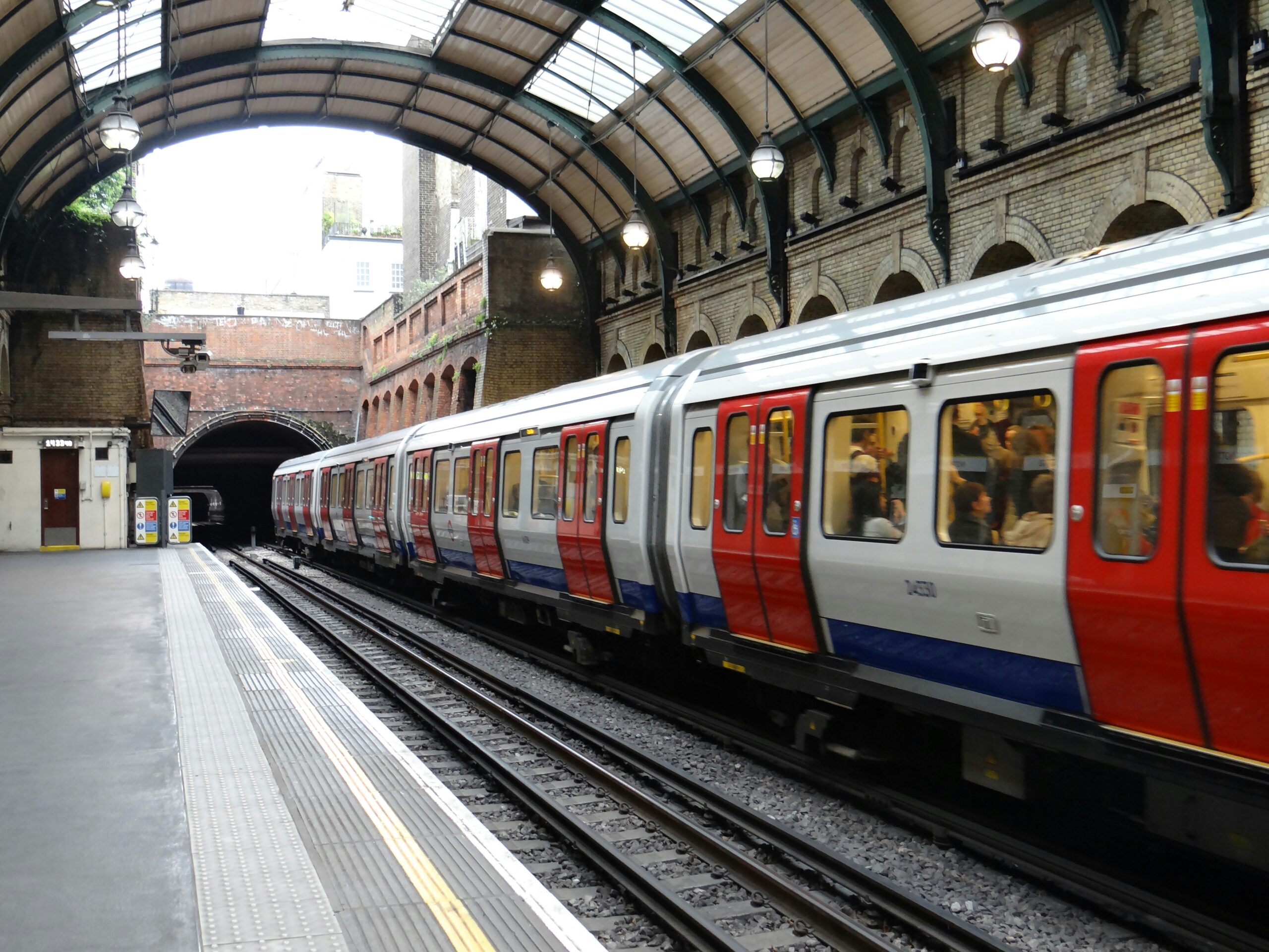 UK - Siết chặt chính sách Visa để kiểm soát số lượng người nhập cư